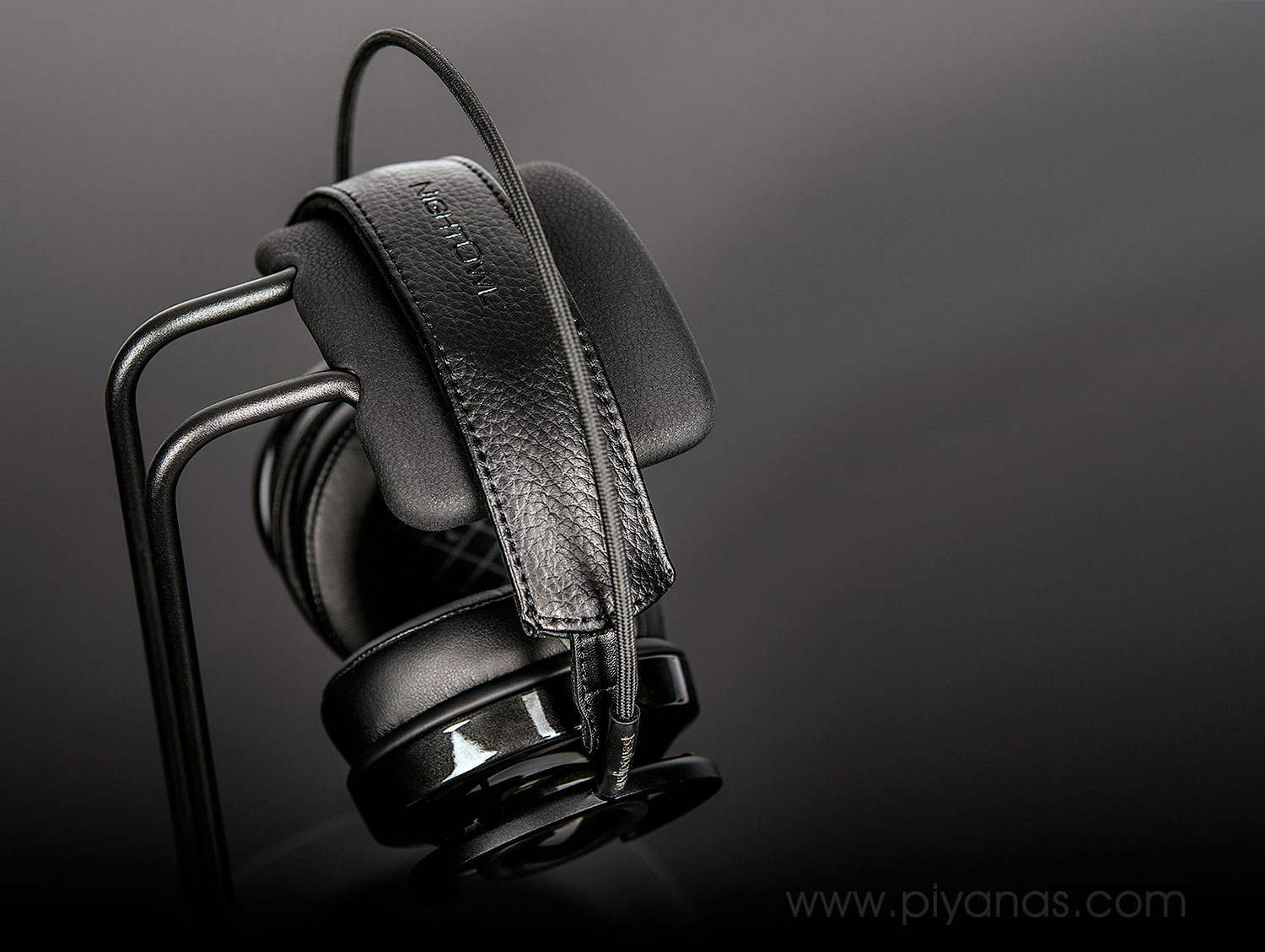 Perch Headphone Stand
(สินค้าตัวโชว์ราคาพิเศษ)